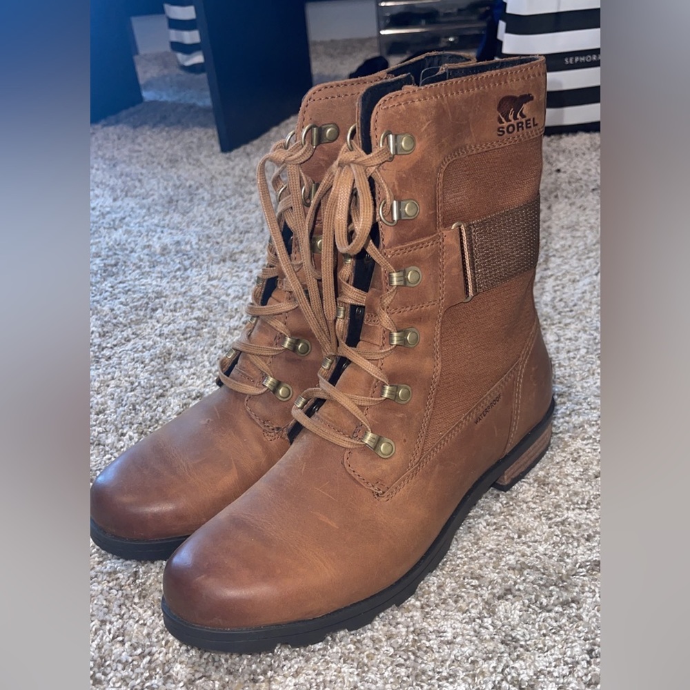 Selling my sorel boots!! They have only been worn once, and they are waterproof!